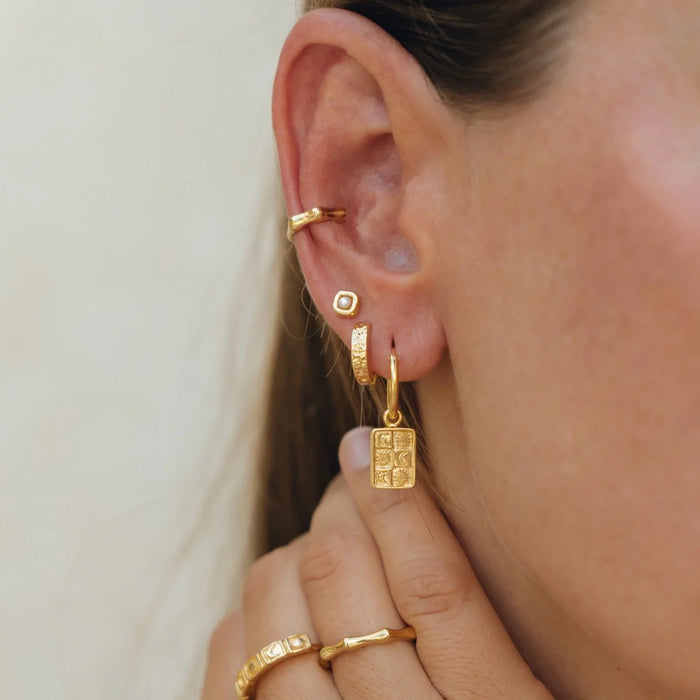 Earring Flora Huggie Gold